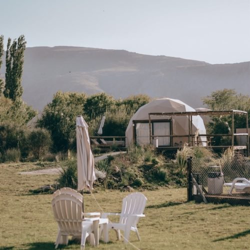 glamping puente blanco sombrillas