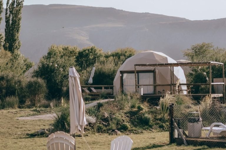 glamping puente blanco sombrillas